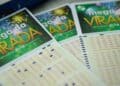 Volantes oficiais da Mega da Virada 2025 com grade numérica para marcação das dezenas e data do sorteio em 31 de dezembro.