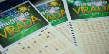 Volantes oficiais da Mega da Virada 2025 com grade numérica para marcação das dezenas e data do sorteio em 31 de dezembro.