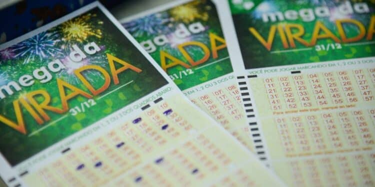 Volantes oficiais da Mega da Virada 2025 com grade numérica para marcação das dezenas e data do sorteio em 31 de dezembro.