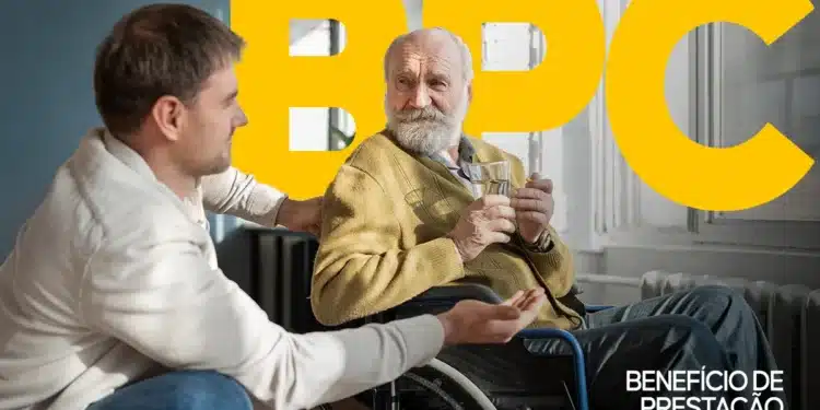 Idoso em cadeira de rodas recebendo apoio de assistente e segurando copo de água, com destaque para o BPC (Benefício de Prestação Continuada) 2026.