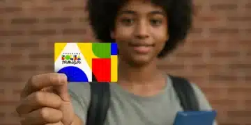Adolescente com mochila segurando cartão colorido do Programa Bolsa Família em foco