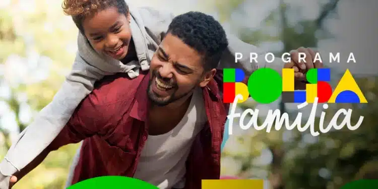 Homem com jaqueta vermelha carregando criança sorridente nas costas em parque ensolarado, logo Bolsa Família