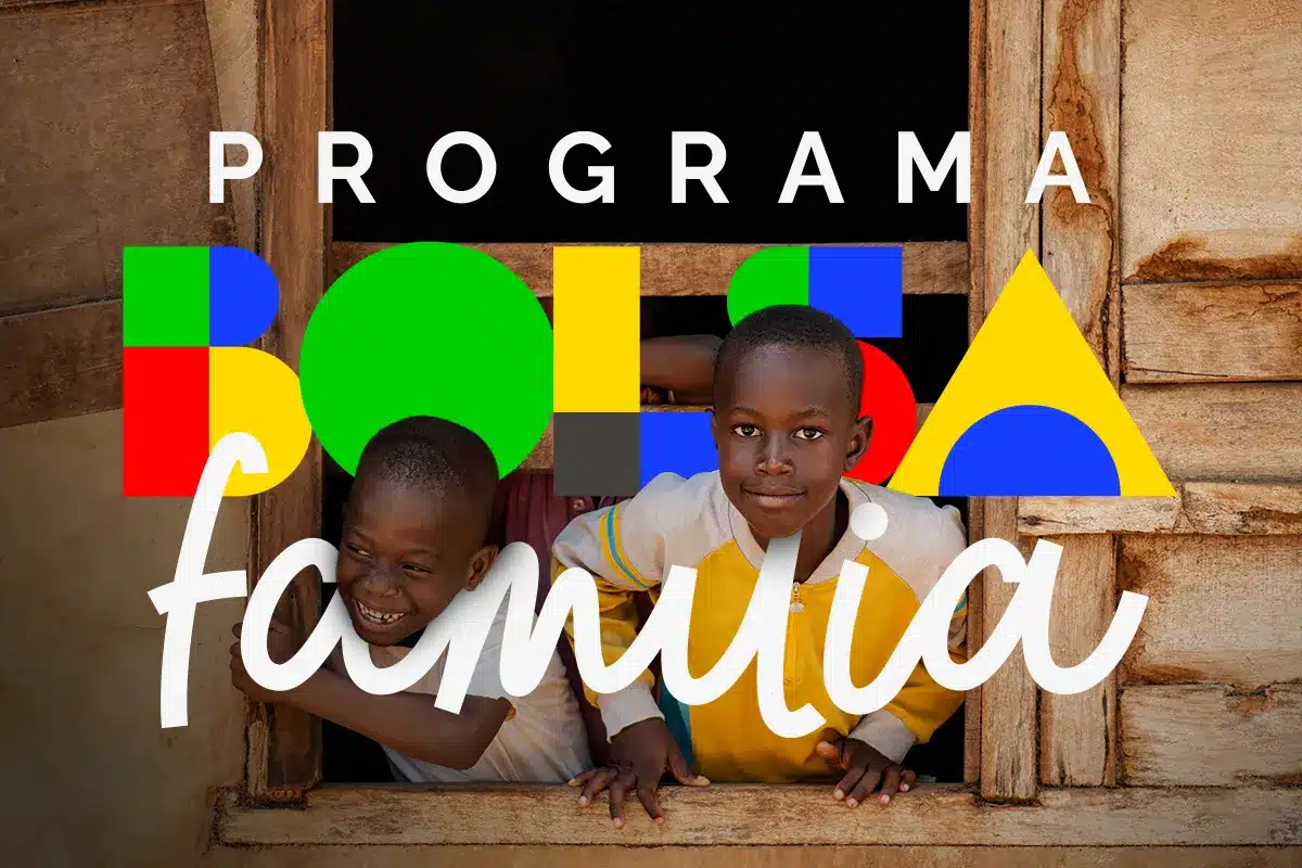 Programa Bolsa Família: apoio social para famílias Duas crianças sorrindo em uma janela de madeira, com logo colorido do Programa Bolsa Família.