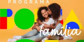 Mãe abraça filha sorridente sentadas no chão com texto colorido "Programa Bolsa Família".