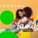 Mãe abraça filha sorridente sentadas no chão com texto colorido "Programa Bolsa Família".