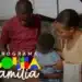 Família negra sorrindo enquanto pinta junto, simbolizando união e apoio do Programa Bolsa Família