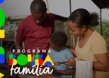 Família beneficiada pelo Programa Bolsa Família, recebendo assistência financeira com apoio da CAIXA, em clima de harmonia.