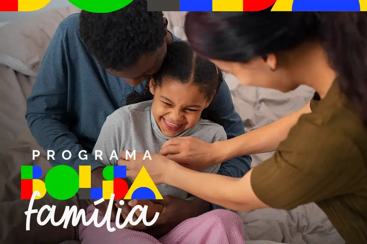 acompanhamento educacional bolsa familia 2025 mec Família sorridente com pai, mãe e filha brincando, sobreposta pelo logotipo colorido do Programa Bolsa Família.