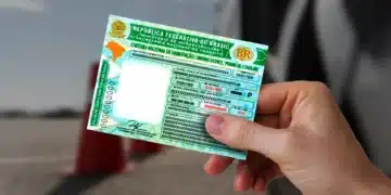 Carteira Nacional de Habilitação (CNH) do Brasil, com fundo desfocado de cones de sinalização. Documento oficial de identificação de motorista.