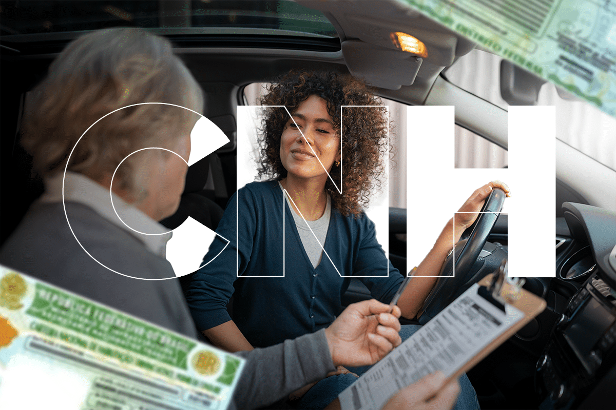 Obtenção da CNH mais acessível. Jovem sorridente em aula prática de direção, simbolizando a facilidade e o futuro da nova CNH (Carteira Nacional de Habilitação) no Brasil.
