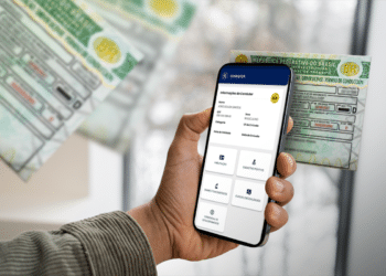 Pessoa segurando celular com o aplicativo CNH do Brasil exibindo informações do condutor e a versão digital da habilitação.