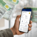 Pessoa segurando celular com o aplicativo CNH do Brasil exibindo informações do condutor e a versão digital da habilitação.