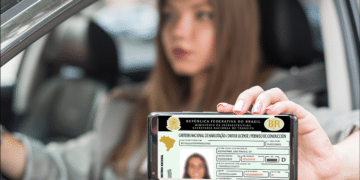 Mulher segura smartphone mostrando a nova CNH Digital (Carteira Nacional de Habilitação) no app CNH Brasil dentro de um carro, simbolizando a digitalização e praticidade para motoristas.
