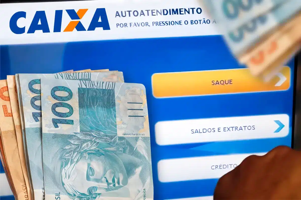 Cotas do fundo PIS/Pasep Tela de autoatendimento da Caixa Econômica Federal exibindo opção de saque com notas de cem reais ao lado.