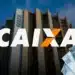 Edifício sede da Caixa Econômica Federal com logomarca em destaque e cédulas de cem reais simbolizando saque do PIS Pasep.