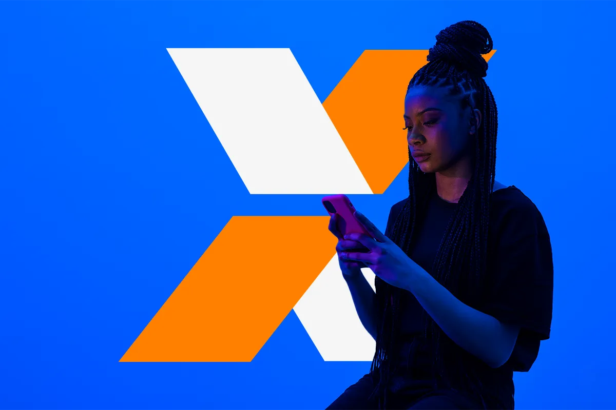 Mulher jovem usando smartphone com logo colorido ao fundo Mulher com tranças segurando smartphone com iluminação azul e fundo com design laranja, branco e azul