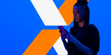 Cliente da Caixa verificando no smartphone se está na lista de beneficiários para liberação de R$ 6.220 em 2026