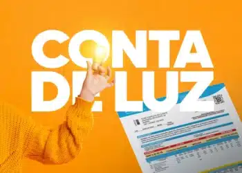 Uma mão segurando uma lâmpada acesa à frente de uma conta de luz simplificada, sobre um fundo laranja vibrante com o texto "CONTA DE LUZ".