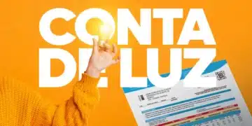 Uma mão segurando uma lâmpada acesa à frente de uma conta de luz simplificada, sobre um fundo laranja vibrante com o texto "CONTA DE LUZ".