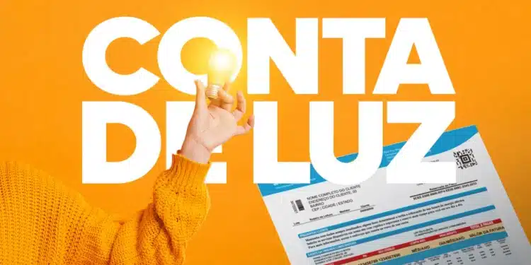 Uma mão segurando uma lâmpada acesa à frente de uma conta de luz simplificada, sobre um fundo laranja vibrante com o texto "CONTA DE LUZ".