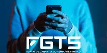 Pessoa usando celular para acessar informações do FGTS com fundo azul desfocado