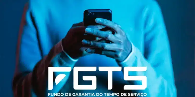 Pessoa usando celular para acessar informações do FGTS com fundo azul desfocado