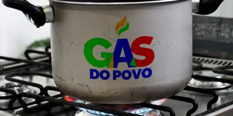 Panela sobre fogão aceso com o logotipo "Gás do Povo", representando a nova fase do auxílio para compra de gás de cozinha.