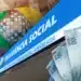 Montagem com o logotipo da Previdência Social em um prédio oficial, cercada por várias notas de 100 reais e o fundo com cédulas de 50 reais.