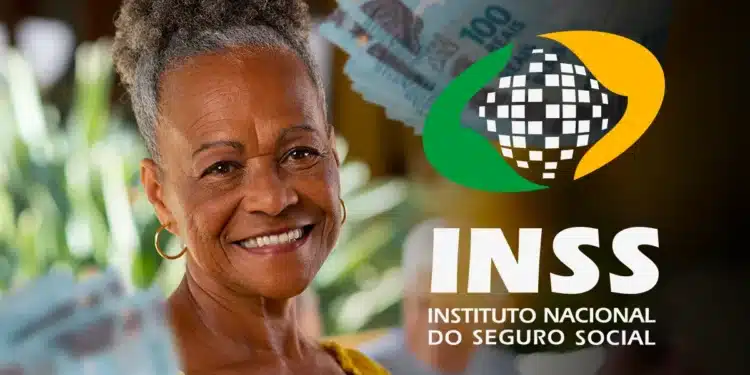 Mulher sorridente segurando cédulas de dinheiro em reais perto do logo do INSS, Instituto Nacional do Seguro Social