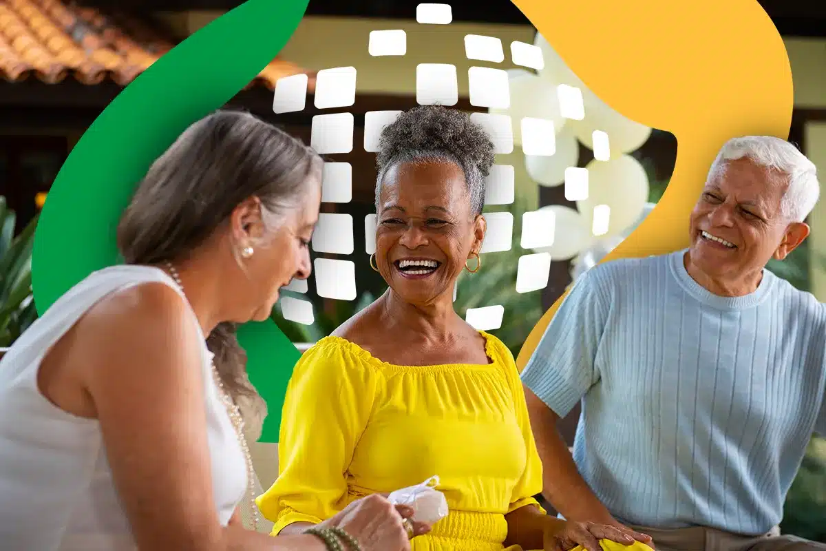 Grupo Sênior Diversão e Amizade ao Ar Livre Três idosos sorrindo e conversando em área externa com decoração moderna ao fundo