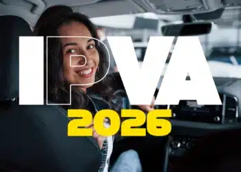 Imagem de uma motorista sorrindo dentro de um carro com a sobreposição de texto IPVA 2026, destacando o pagamento do imposto de veículos.