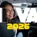 Imagem de uma motorista sorrindo dentro de um carro com a sobreposição de texto IPVA 2026, destacando o pagamento do imposto de veículos.