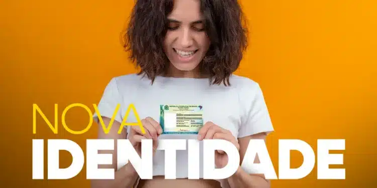 Mulher sorridente segurando carteira de identidade brasileira em fundo laranja
