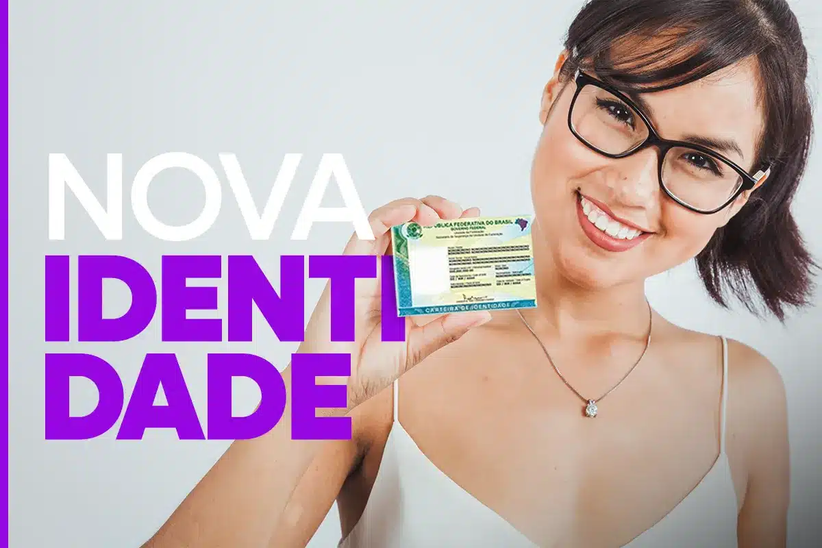 Atendimento Especial Nova Identidade Detran RJ Sábado Delas Jovem mulher sorridente, com óculos, segurando a Nova Carteira de Identidade (CNI). A imagem ilustra o atendimento especial do Detran-RJ, o "Sábado Delas", dedicado à emissão do documento para mulheres.