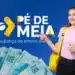 Jovem estudante sorridente com mochila amarela, apontando para o logotipo do programa "Pé-de-Meia - A poupança do ensino médio" em um fundo azul, com notas de 100 reais na base da imagem.