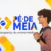 Jovem sorridente com mochila e relógio próximo ao logo Pé de Meia, modelo de poupança para ensino médio