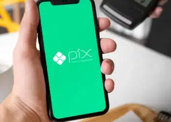 Tela de smartphone exibindo o sistema Pix, meio de pagamento instantâneo do Banco Central, associado a novas medidas de segurança contra fraudes.