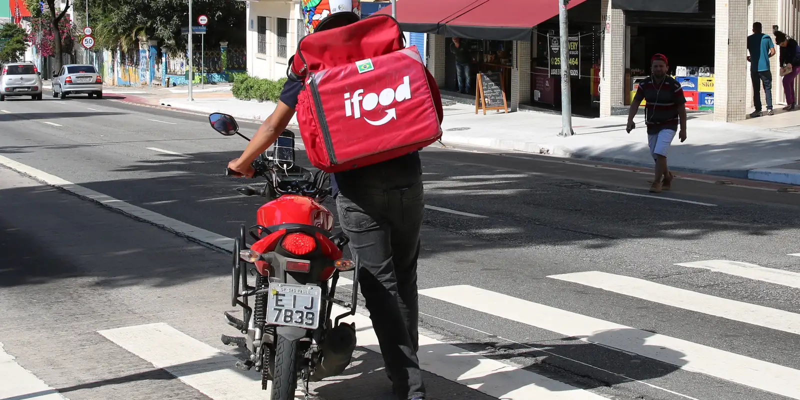 Programa Super do iFood: Entenda o Que É o Incentivo de R$ 3 Mil Para Entregadores de Alto Desempenho Entregador do iFood em sua moto, representando o público-alvo do Programa Super, uma iniciativa da plataforma para premiar o alto desempenho com bônus que variam de R$ 900 a R$ 3.000.