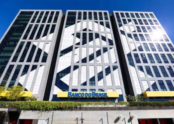 Fachada de prédio do Banco do Brasil com destaque para atendimento bancário no período de festas de fim de ano.