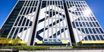 Fachada de prédio do Banco do Brasil com destaque para atendimento bancário no período de festas de fim de ano.