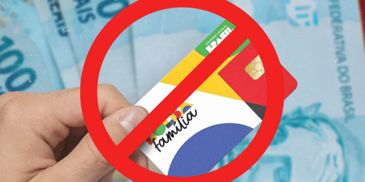 Ilustração de cartão do Bolsa Família com símbolo de bloqueio sobreposto, representando risco de cancelamento do benefício.