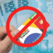 Ilustração de cartão do Bolsa Família com símbolo de bloqueio sobreposto, representando risco de cancelamento do benefício.