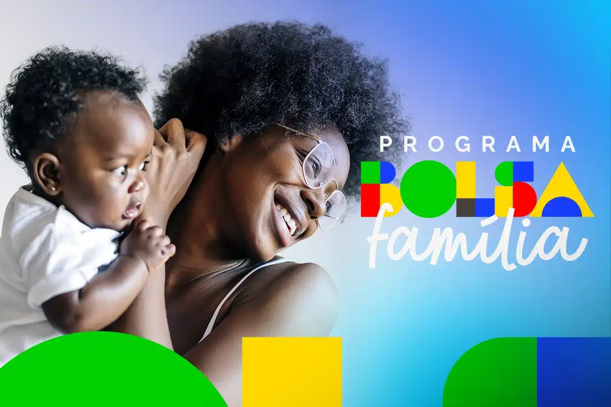 Critérios de elegibilidade para receber o Bolsa Família Mãe sorridente com bebê no colo e logo do Programa Bolsa Família