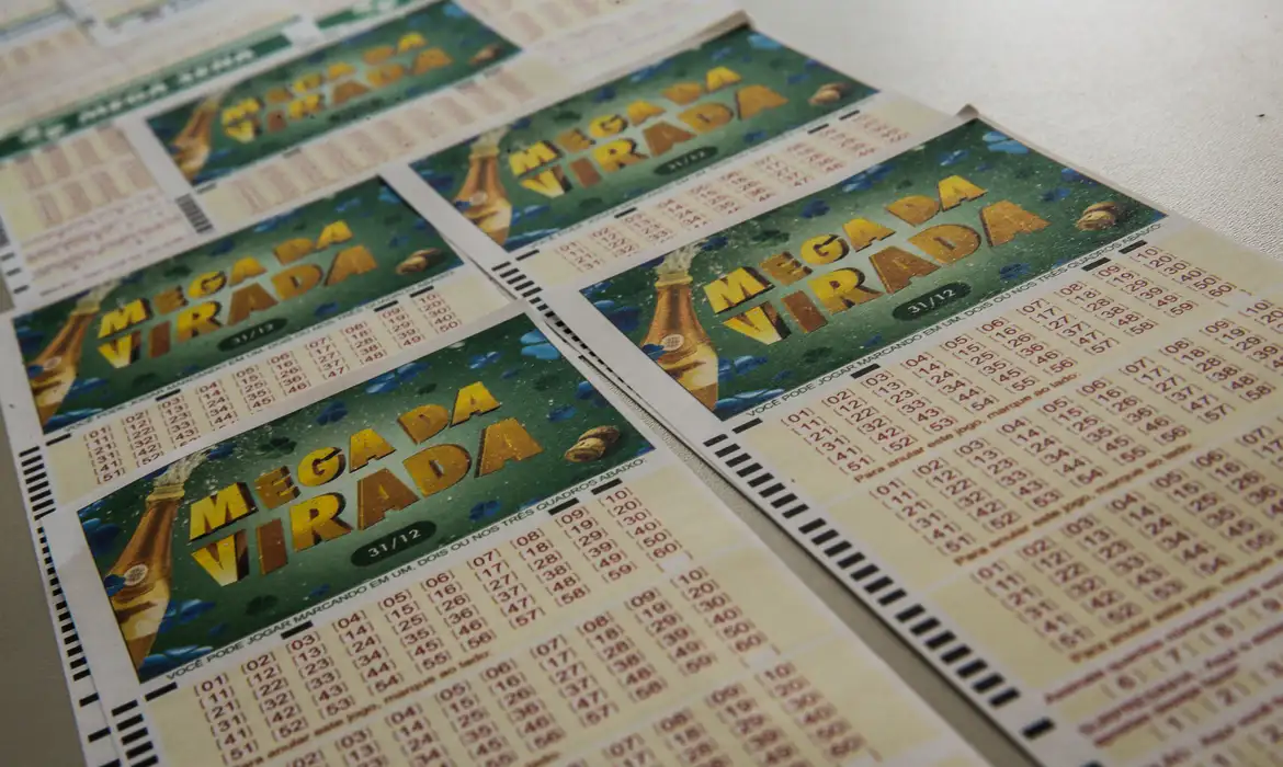 Regras da Mega da Virada: Entenda o Não Acúmulo e os Valores das Apostas Foco detalhado no cartão de aposta da Mega da Virada sendo preenchido, ilustrando as regras do sorteio especial de final de ano e as opções de marcação de números.