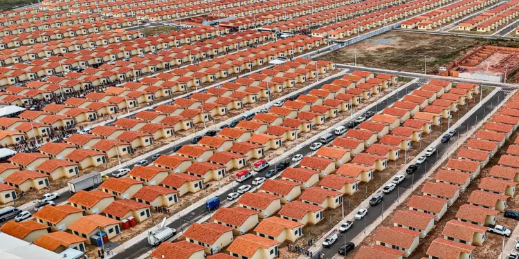 Vista aérea de condomínio com várias casas térreas de telhado vermelho alinhadas simetricamente