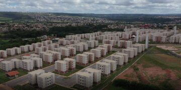 Vista aérea de um grande conjunto habitacional com diversos prédios residenciais organizados em quadras.