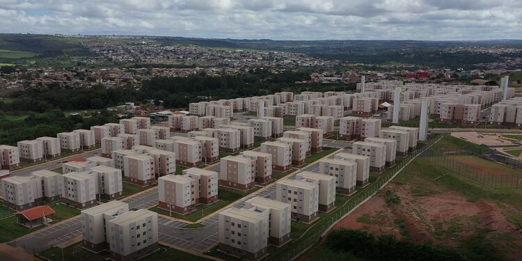Vista aérea de um grande conjunto habitacional com diversos prédios residenciais organizados em quadras.