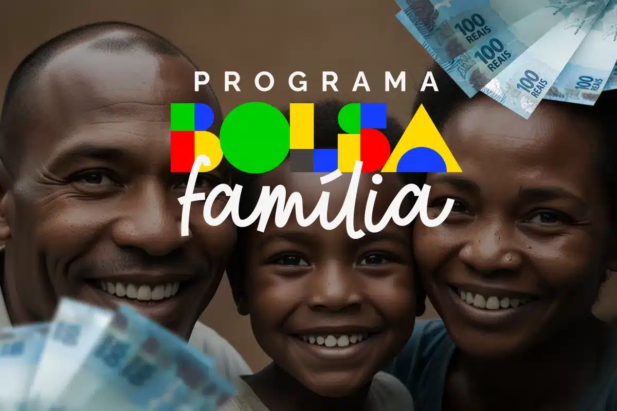 Montagem fotográfica com o rosto sorridente de um homem, uma mulher e uma criança ao centro; no topo, o logotipo colorido do Programa Bolsa Família e, nos cantos, mãos segurando leques de notas de 100 reais.