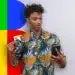 Homem jovem com camisa estampada segurando cartão colorido na mão esquerda e smartphone na direita