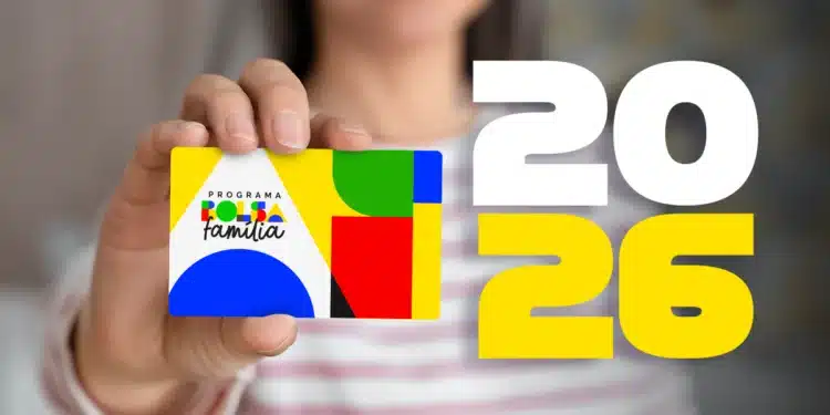 Mulher segurando cartão colorido do Bolsa Família com destaque para 2026.